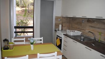 Een koelkast, een magnetron, een oven, een kookplaat