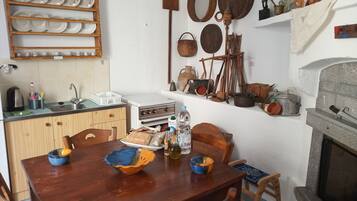 Fridge, oven, coffee/tea maker, electric kettle