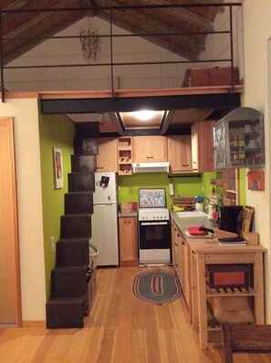 Fridge, oven, stovetop, coffee/tea maker