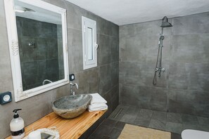 Combinazione doccia/vasca, asciugacapelli, asciugamani, carta igienica