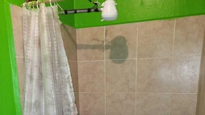 Bathroom shower - Hostal Guacamayos (La Ceiba)