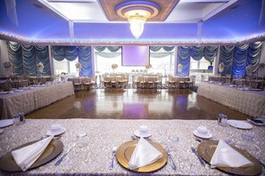 Banquet hall - Chateau Louis Hotel & Conference Centre (Edmonton)