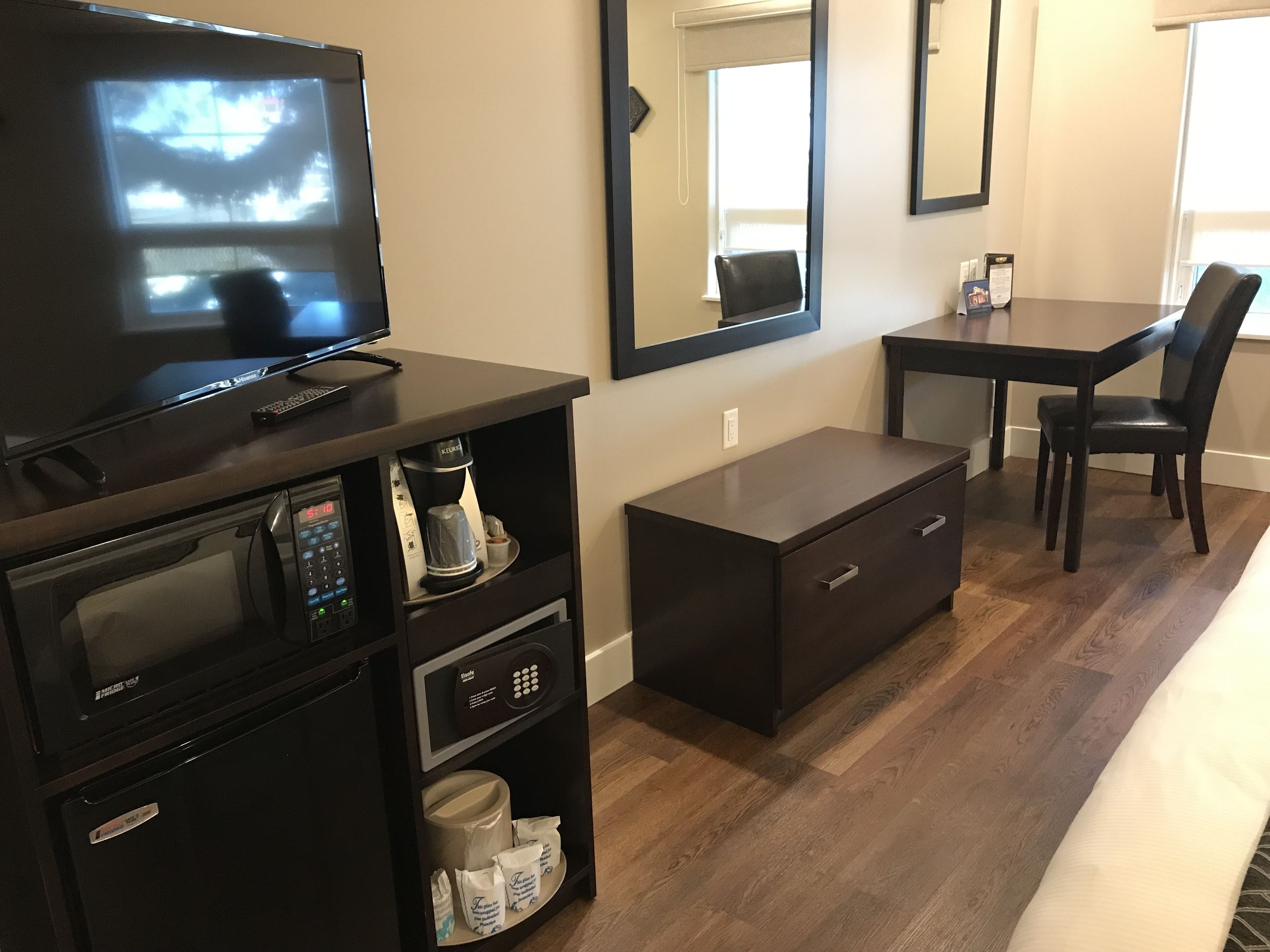 executive room, 1 king bed | down duvets, in-room safe, blackout curtains, iron/ironing board