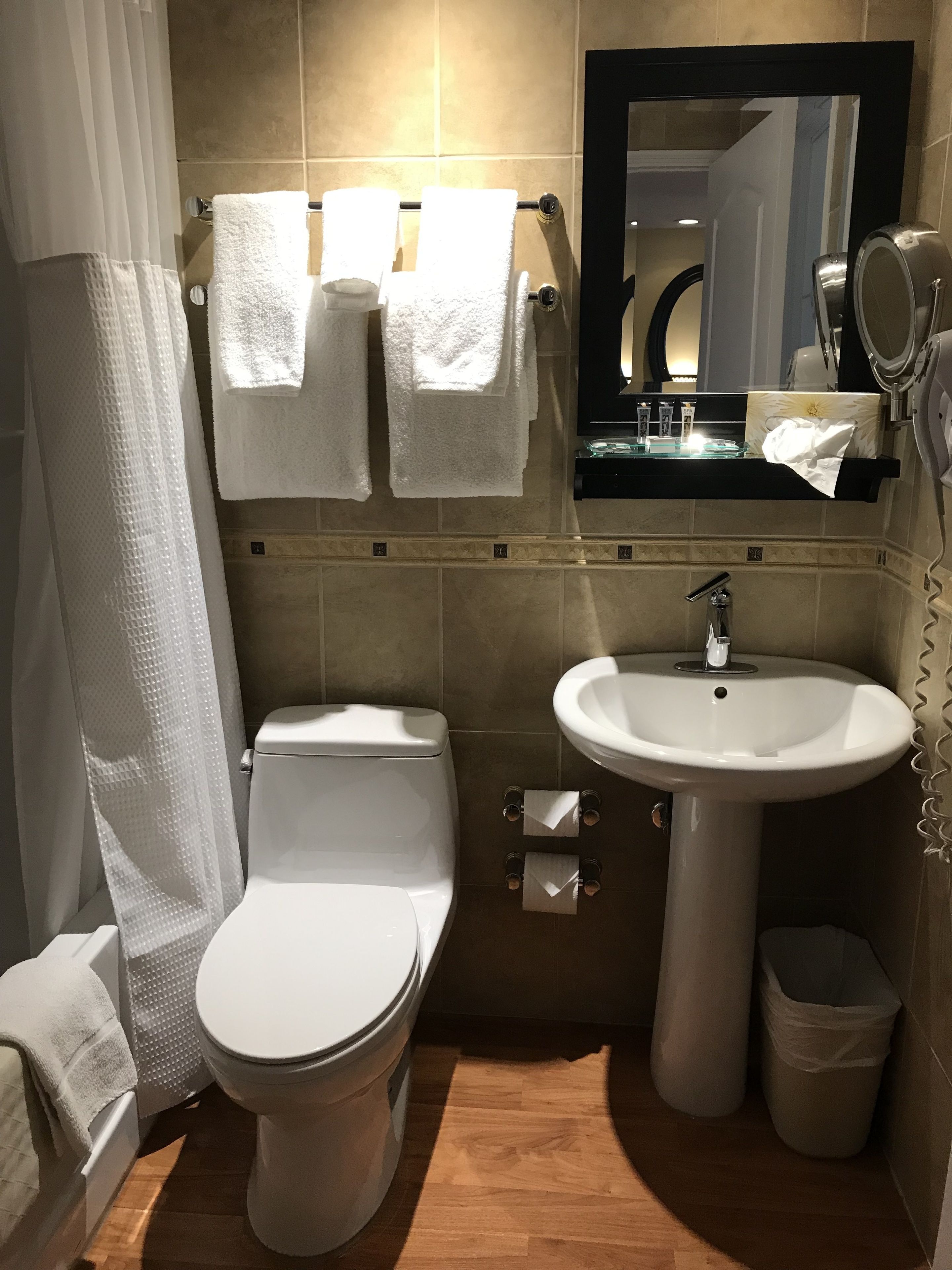 signature room, 1 king bed | bathroom | combined shower/bathtub, free toiletries, hair dryer, towels