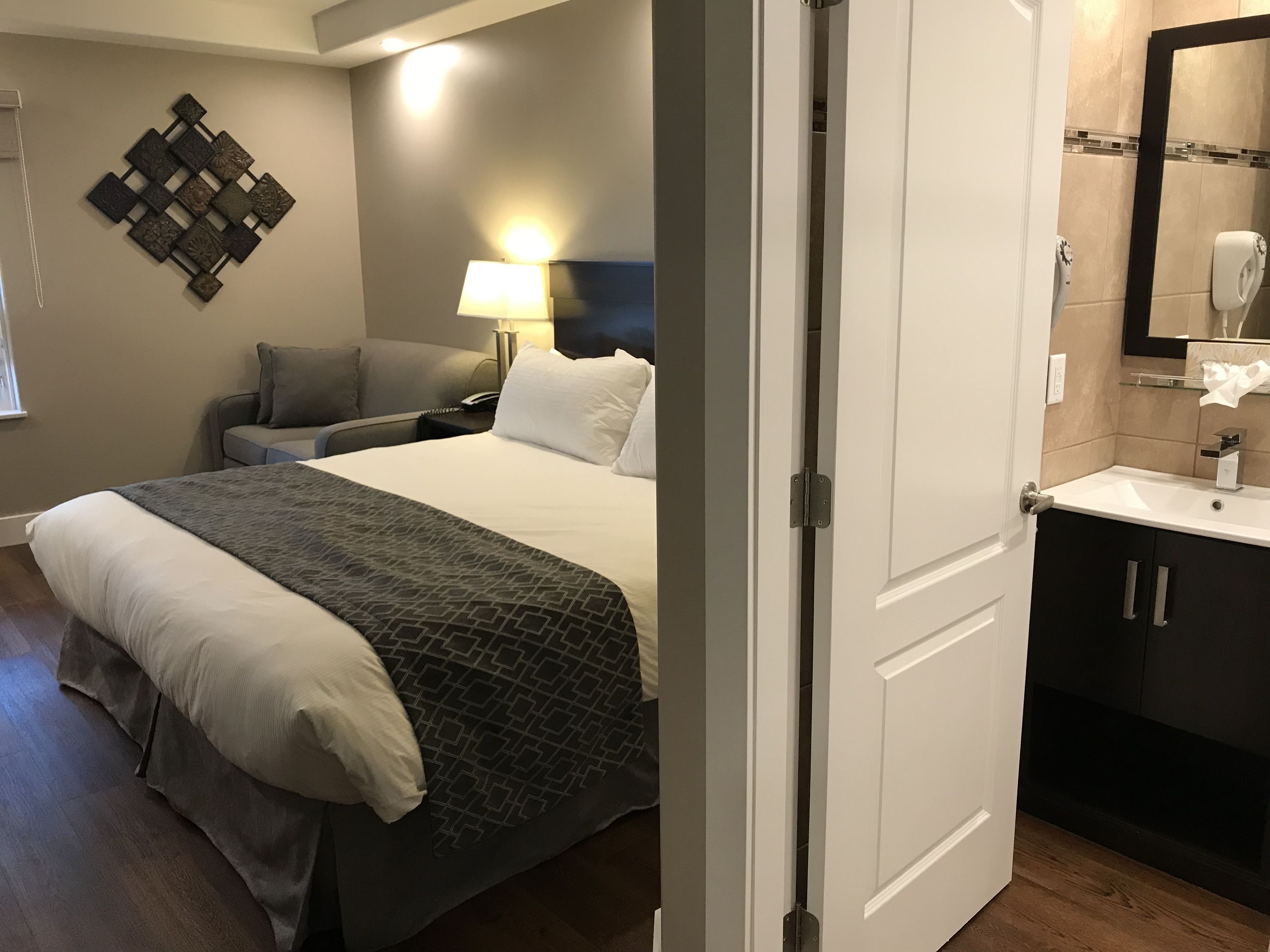 executive room, 1 king bed | down duvets, in-room safe, blackout curtains, iron/ironing board