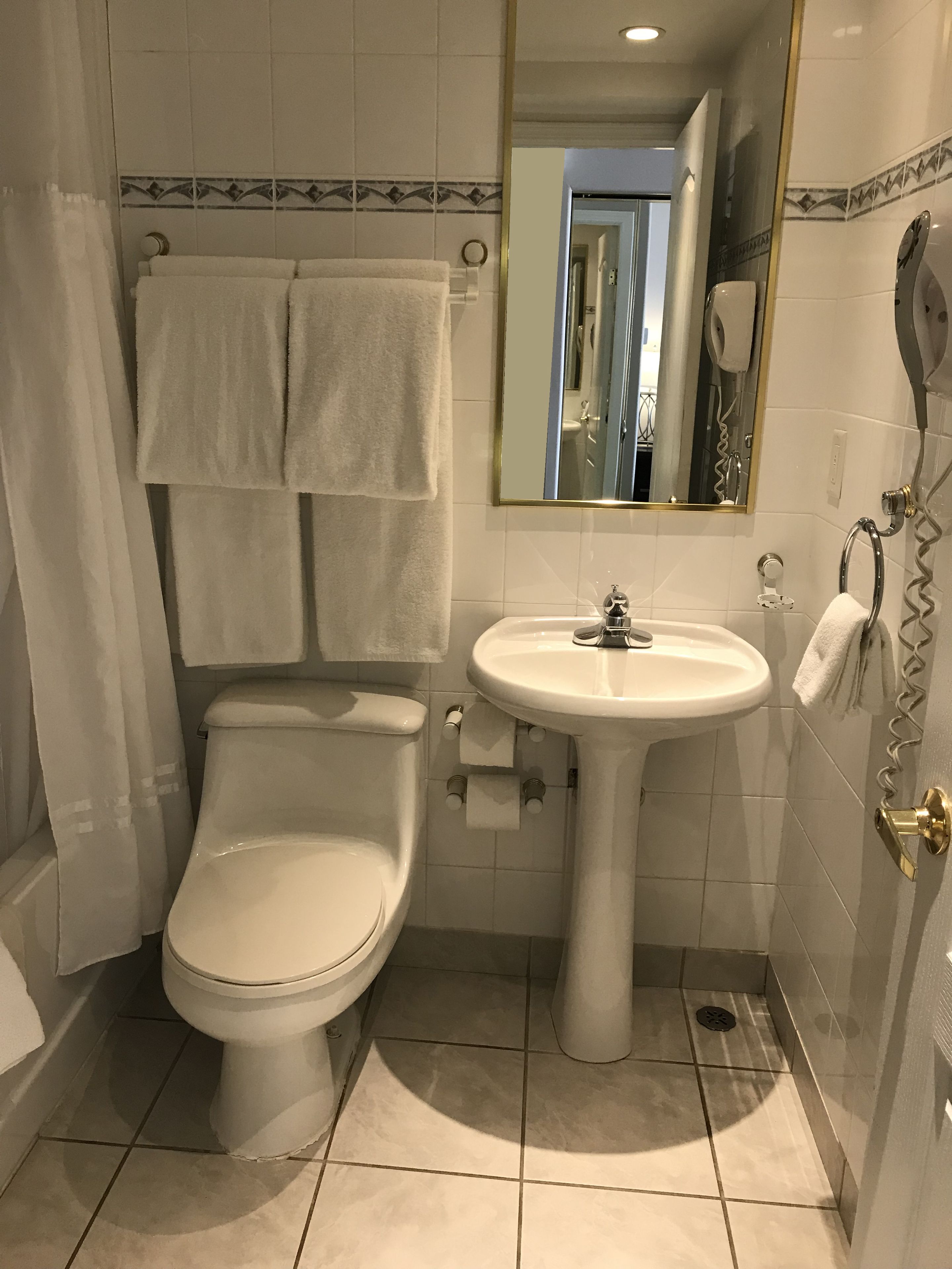 executive room, 2 queen beds | bathroom sink