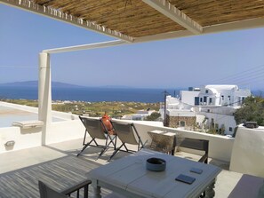 Outdoor dining - Sunny Winehouse. Stylish studio with big terrace and stunning sea - sunset views (Φοινικιά)