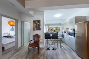 Jääkaappi, mikroaaltouuni, uuni, kahvin-/teenkeitin