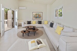 Smart-tv, eldstad, böcker och en stereo