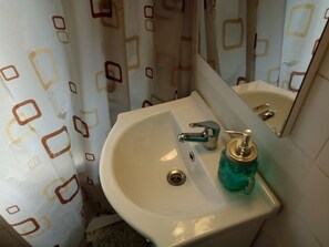 Kostenlose Toilettenartikel, Haartrockner, Handtücher