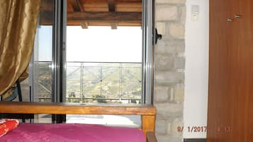 3 habitaciones, tabla de planchar con plancha y ropa de cama