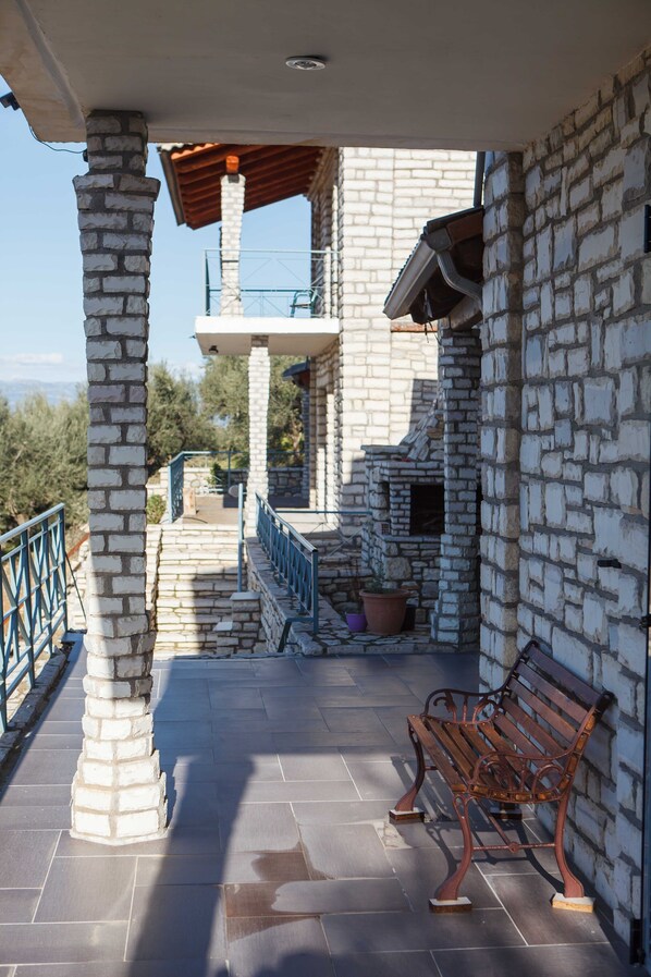 Terrace/patio - Mansion Stone House newly built (Αιγιο)