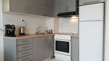 Refrigerador, horno, cafetera y tetera y tetera eléctrica