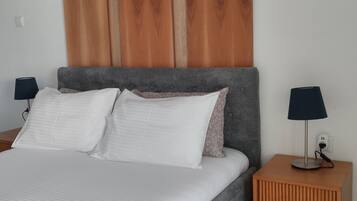 2 habitaciones, escritorio, tabla de planchar con plancha y wifi gratis