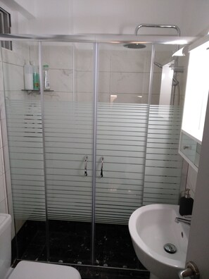 Badewanne, Haartrockner, Handtücher, Seife
