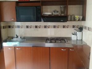 Perhehuoneisto, 3 makuuhuonetta | Yksityinen keittiö | Jääkaappi, mikroaaltouuni, liesi, keittoastiat/astiat/ruokailuvälineet