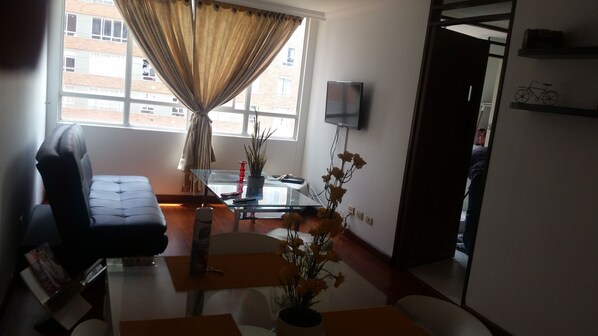 Perhehuoneisto, 3 makuuhuonetta | Olohuone | Taulutelevisio