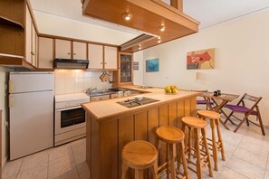 Réfrigérateur, four à micro-ondes, un four, surface de cuisson