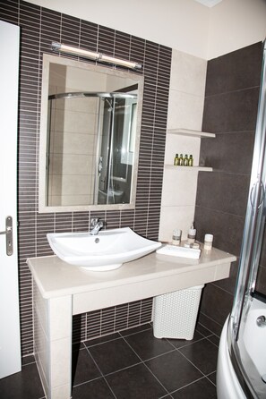 Dusche, Haartrockner, Handtücher, Seife