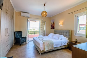 2 chambres, coffre-fort, fer et planche à repasser, lit de bébé portatif