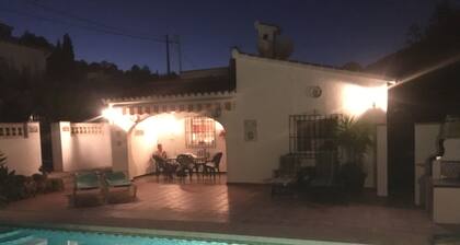 Yksityinen huvila uima-altaalla lähellä golfkenttää Lyhyt ajomatka rannalle