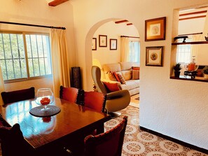 Dining - Private Villa With Pool Near Golf Course Short Drive to Beach (Unknown)