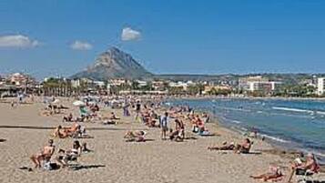 Chaises longues, serviettes de plage