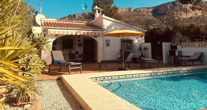 Yksityinen huvila uima-altaalla lähellä golfkenttää Lyhyt ajomatka rannalle