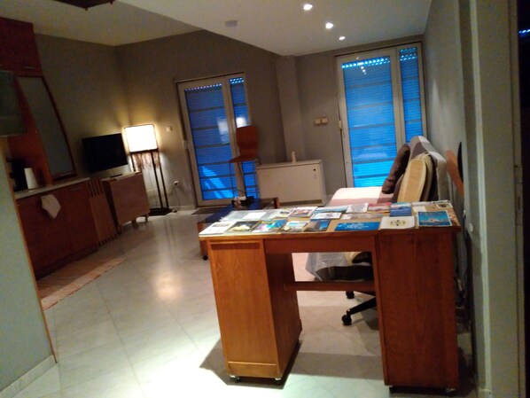 Interior - 70 sqm bright easy free parking (Συκιές)