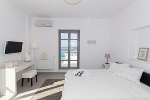 3 bedrooms, desk, soundproofing, iron/ironing board - Panoramic View Villa (Πάρος)