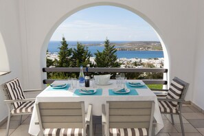 Outdoor dining - Panoramic View Villa - 15 mins walk to the downtown & port area! (Πάρος)