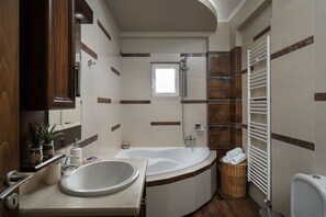 Chuveiro, ducha de hidromassagem, secador de cabelo, bidê