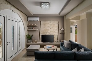 Smart TV, lareira, livros