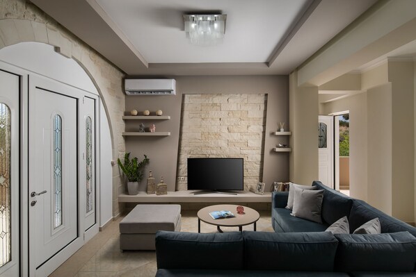 Smart TV, lareira, livros