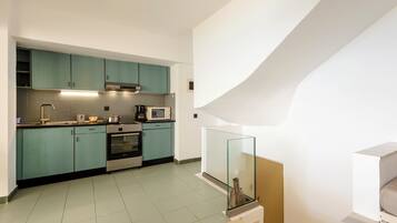 Jääkaappi, mikroaaltouuni, uuni, liesi