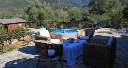 Avia Villa (Villa tradicional de piedra con piscina y vistas increíbles)
