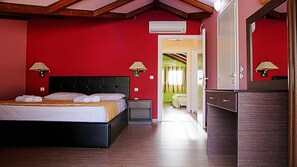 3 makuuhuonetta, tallelokero huoneessa, työpöytä, silitysrauta/-lauta