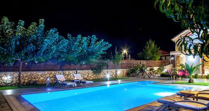 Famille - amicalement, prĂšs de Saint Gerasimos, Robola Wine Feast