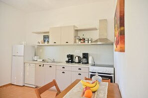 Refrigerador, horno, parrilla de estufa y lavavajillas 