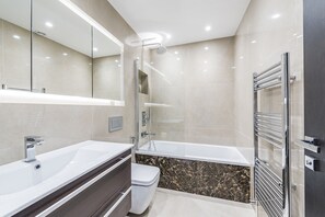 Chuveiro/banheira combinados, secador de cabelo, bidê, toalhas de banho