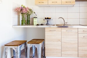 Réfrigérateur, micro-ondes, plaque de cuisson, cafetière/bouilloire