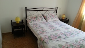 1 habitación, tabla de planchar con plancha y ropa de cama 