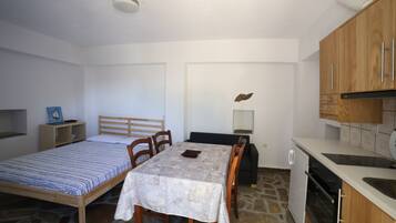 Een koelkast, een oven, een koffiezetapparaat/waterkoker