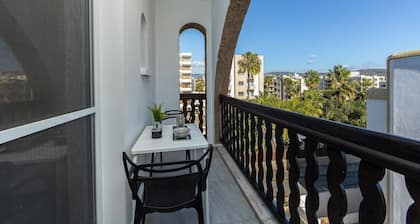 Retro Deluxe Studio Apartment, 4th floor, two minutes on foot from the beach