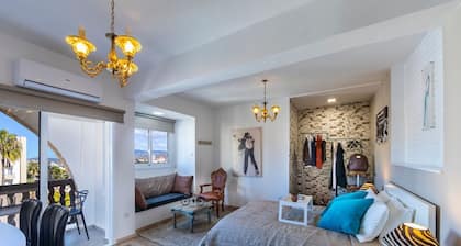 Retro Deluxe Studio Apartment, 4th floor, two minutes on foot from the beach