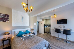 1 bedroom, in-room safe, iron/ironing board, WiFi - Retro Deluxe Studio Apartment, 4th floor, two minutes on foot from the beach (ΓΕΡΜΑΣΟΓΕΙΑ)