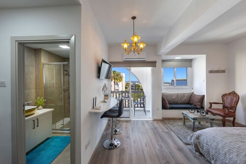 Retro Deluxe Studio Apartment, 4th floor, two minutes on foot from the beach