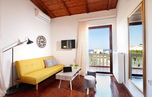 Smart TV, fireplace, books, stereo
