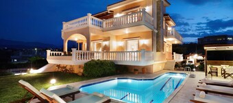 Villa Vanelia Mare - Guest Favorite Elegant Stay! Pool & BBQ-200m from the beach
