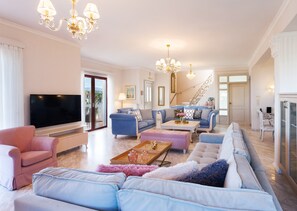 Smart-tv, een open haard, boeken en een stereo